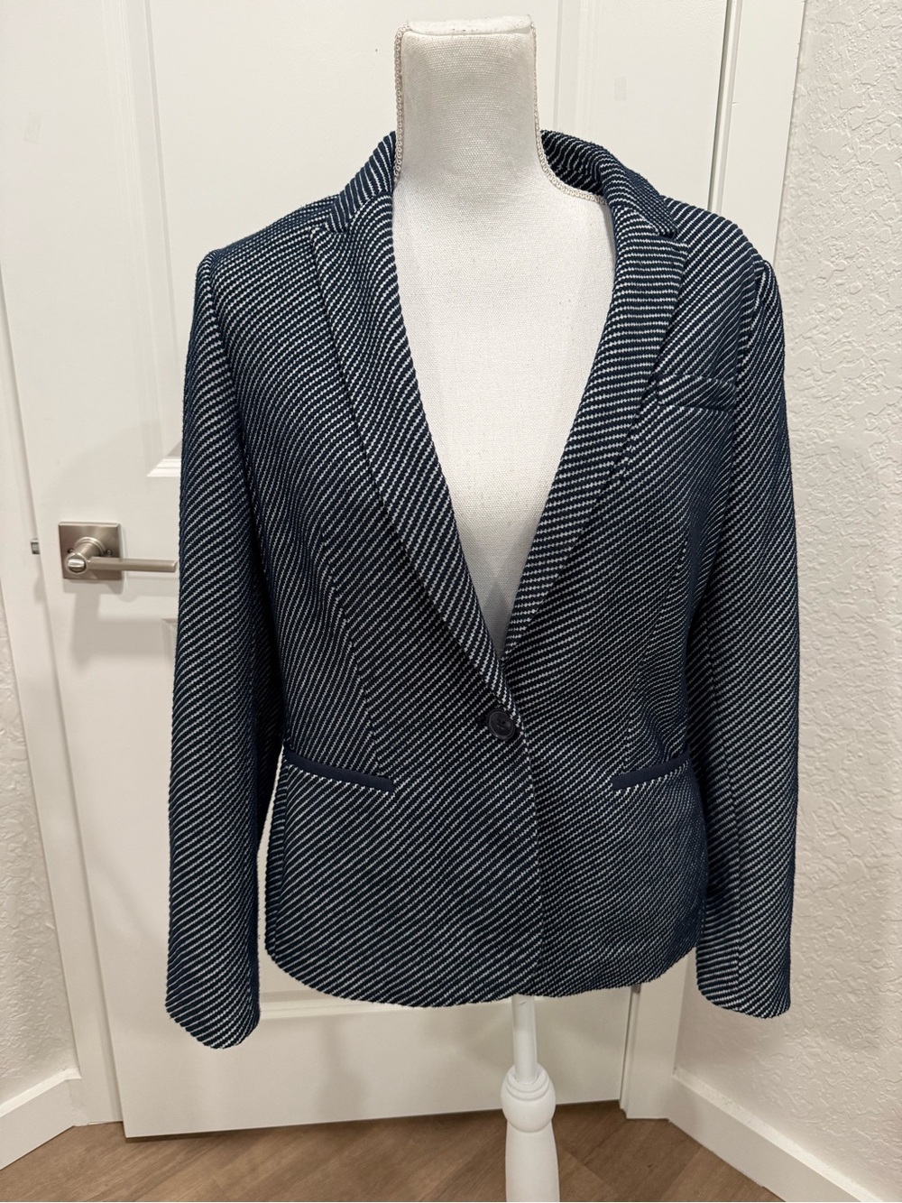 Tommy Hilfiger Women's Textured One-Button Blazer. Size 10 Classic Preppy